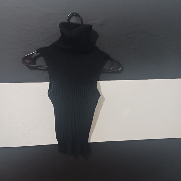 Women stretchable ribbed turtleneck sleveless Black top - Picture 3 of 8